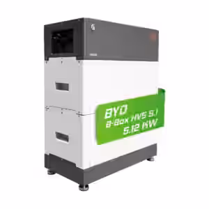 Innovative Speichertechnologie Die BYD Battery-Box Premium HVS definiert Energieeffizienz neu. Mit einer nutzbaren Kapazität von 5100 Wh und einem patentierten Stecksystem ermöglicht sie eine einfache Installation ohne zusätzliche Kabel. Die hohe Flexibilität wird durch die Möglichkeit zur Erweiterung auf 2 bis 5 Module in Reihe und die parallele Verschaltung von bis zu 3 Systemen hervorgehoben. Die robuste Lithiumtechnologie bietet eine verlässliche Leistung in einem breiten Temperaturbereich und macht sie ideal für hybride Eigenheim- und kleine Gewerbeanlagen
