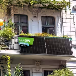 Balkonkraftwerk 440W - 572W Bifazial - Das Powerset von Solarscouts Mit unserem bifazialen Balkonkraftwerk können Sie ganz einfach Ihre Stromrechnungen senken und die Umwelt durch die Erzeugung sauberer Energie entlasten. Das System ist einfach zu installieren und erfordert nur min Wartung. Trina Vertex S+ TSM-NEG9RC.27 440W Bifazial Fullblack Fortschrittliche Solartechnologie Erleben Sie fortschrittliche Solartechnologie mit dem Vertex S+ TSM-NEG9RC.27